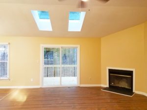 Livingroom (Fireplace, Deck & Skylights)
